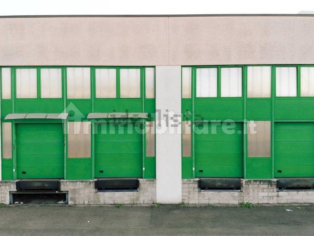 Capannone in affitto di 1750 m²