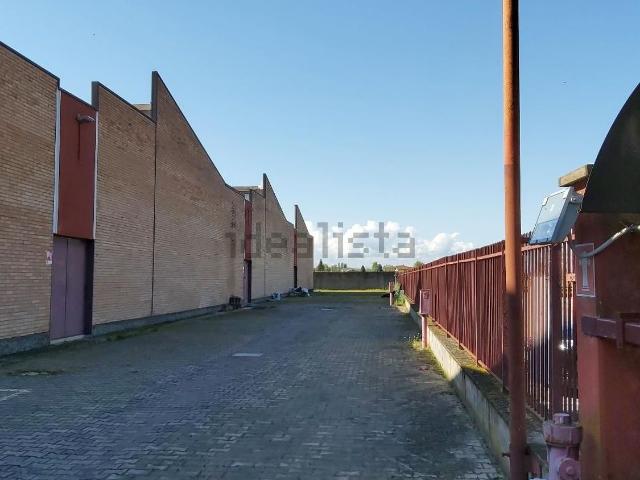 Capannone in affitto di 1750 m²