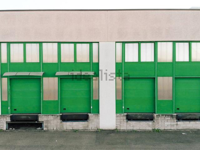 Capannone in affitto di 1750 m²