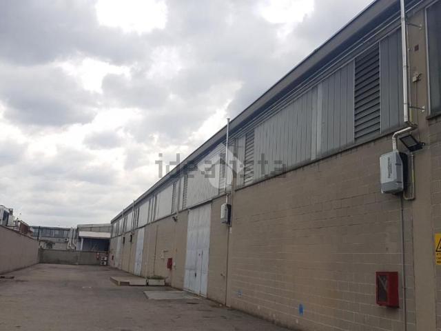 Capannone in affitto di 1750 m² in Via Giuseppe Verdi, 240