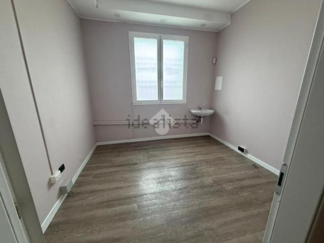 Capannone in affitto di 175 m² in Via Fratelli Cervi, 13