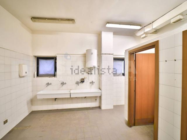 Capannone in affitto di 1805 m²