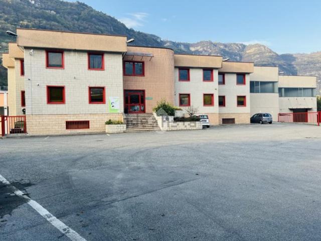Capannone in affitto di 1800 m² in Via Alessandro Manzoni