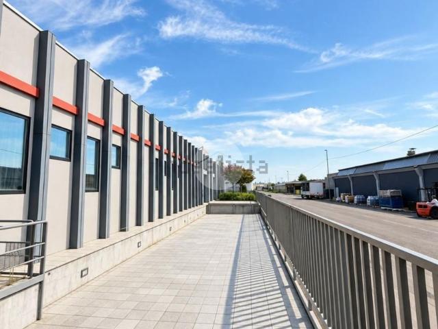 Capannone in affitto di 1800 m² in Corso Italia
