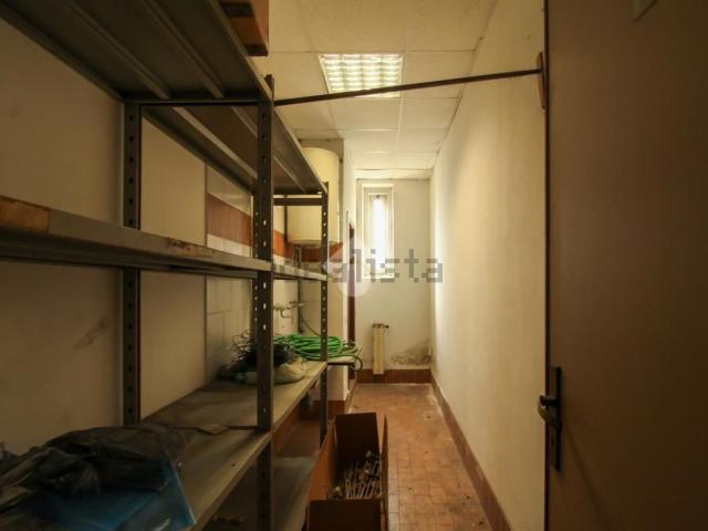 Capannone in affitto di 1800 m² in Via Camozzi