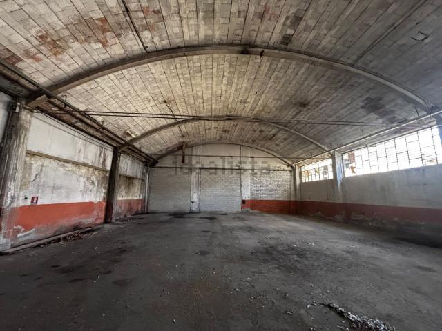Capannone in affitto di 1800 m² in Via Pratola Peligna