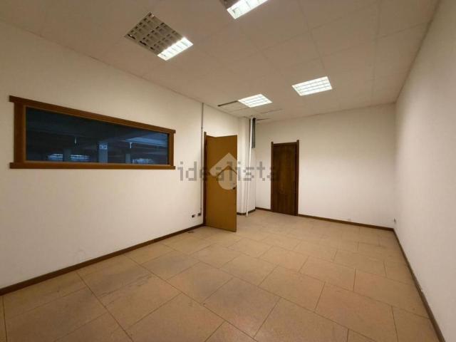 Capannone in affitto di 1800 m² in Via Tonale, 1