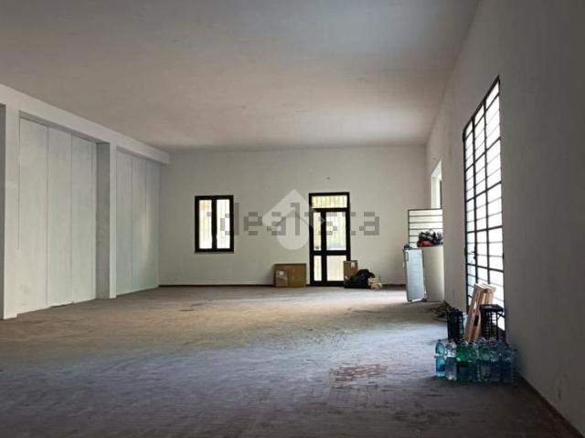 Capannone in affitto di 180 m² in Via Giovanni XXIII
