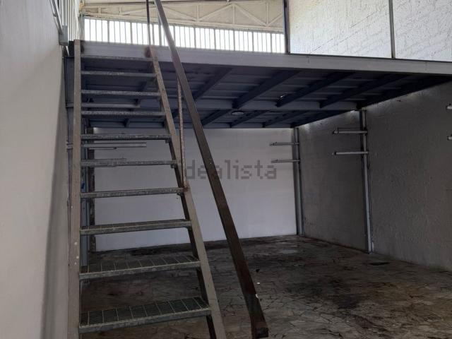 Capannone in affitto di 180 m² in Via Lufrano