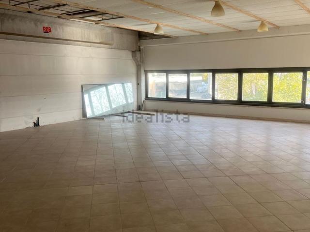 Capannone in affitto di 180 m² in Via Pietro Nenni