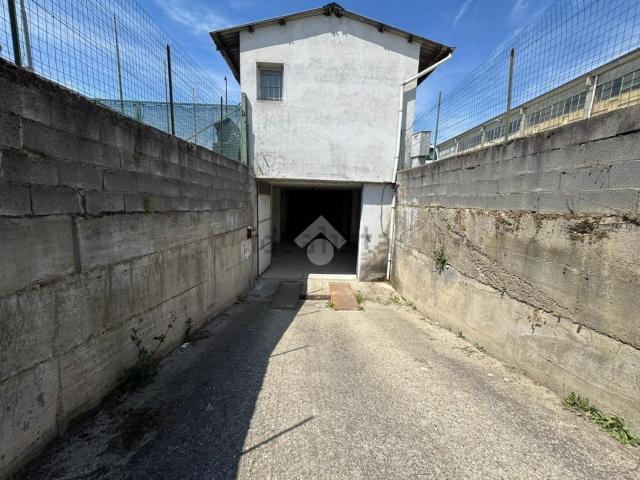 Capannone in affitto di 180 m² in Strada Montebianco, 4