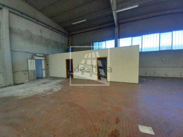 Capannone in affitto di 1850 m² in Via San Nicola, 39