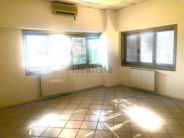 Capannone in affitto di 1900 m²