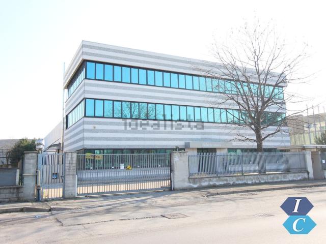 Capannone in affitto di 1900 m² in Via Walter Tobagi