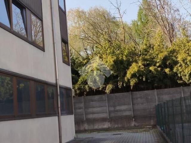 Capannone in affitto di 1920 m² in Via Isonzo