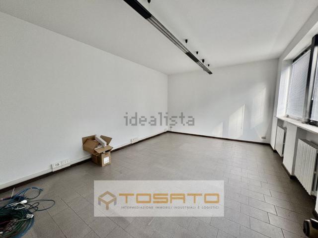 Capannone in affitto di 1965 m²