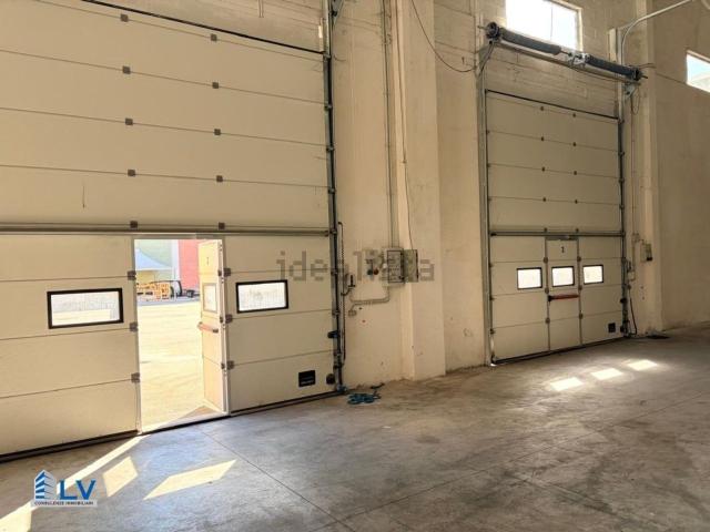 Capannone in affitto di 2000 m²