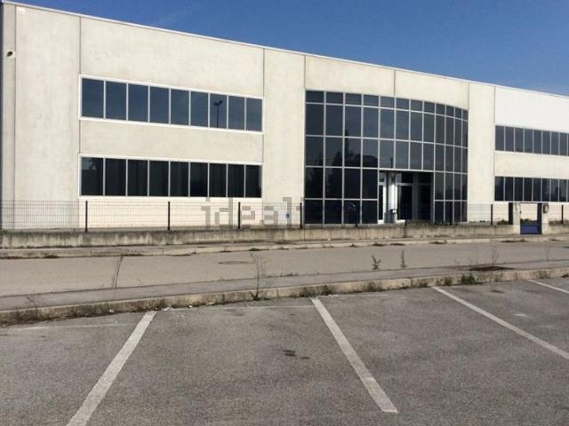 Capannone in affitto di 2000 m²