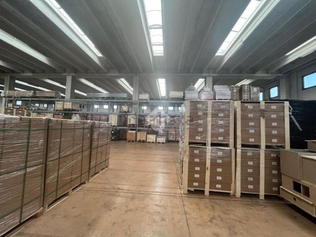 Capannone in affitto di 2000 m² in Via dell&apos Artigianato, 159