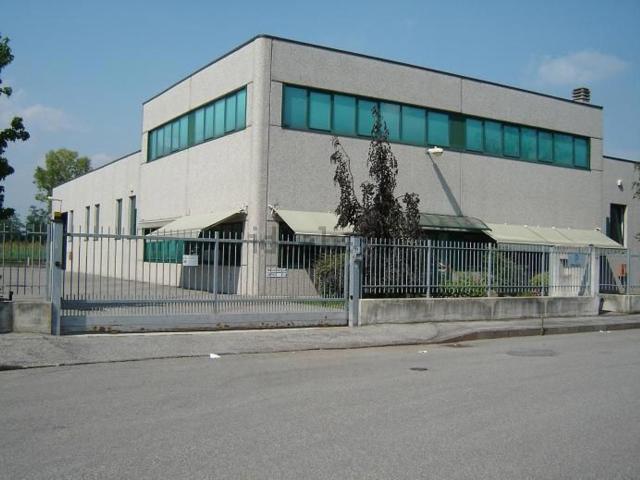 Capannone in affitto di 2000 m² in Via G. Puecher, 15