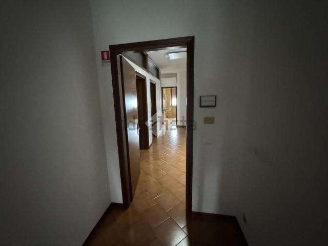Capannone in affitto di 2000 m² in Via Industrie, 25