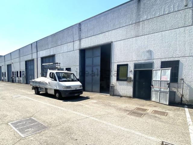 Capannone in affitto di 200 m²