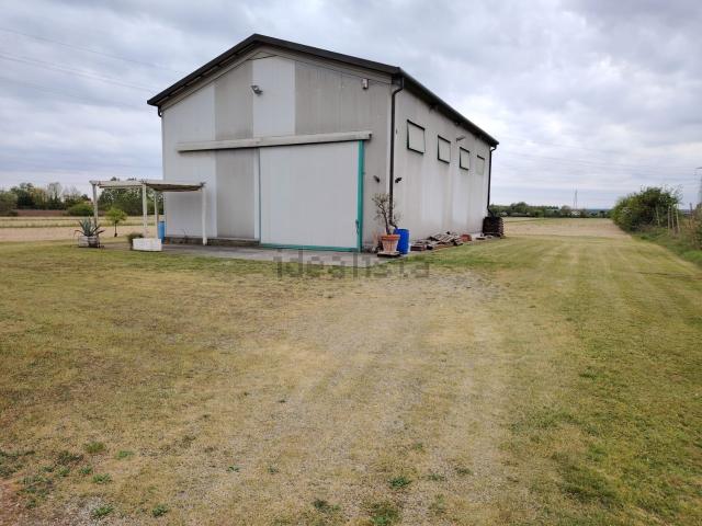 Capannone in affitto di 200 m² in Via del Forte Sirtori