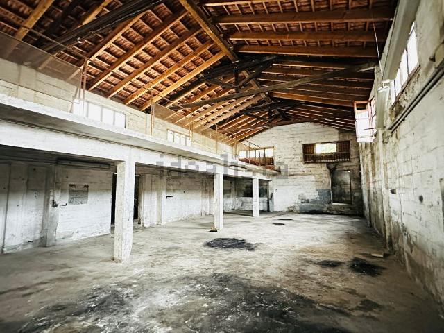 Capannone in affitto di 200 m² in Via Viano