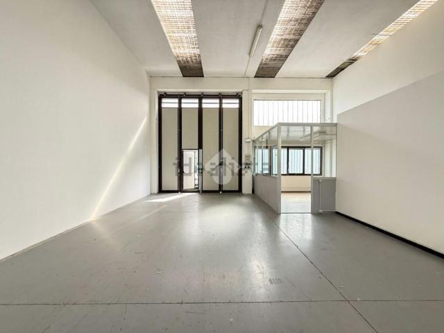 Capannone in affitto di 200 m² in Viale Europa, 76