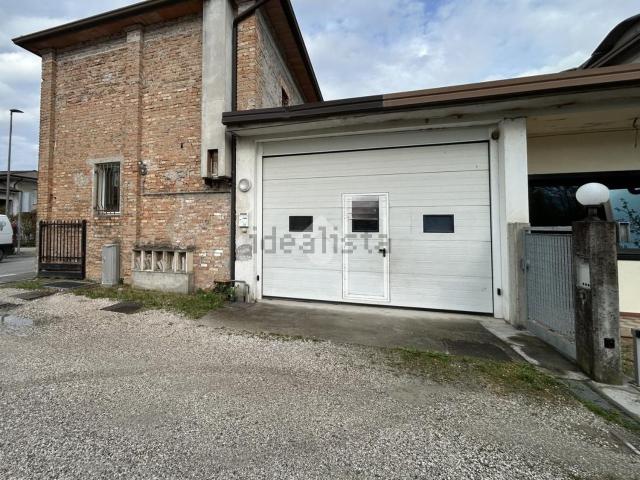 Capannone in affitto di 204 m² in Via Sant&apos Anna, 86