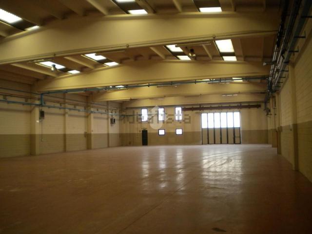 Capannone in affitto di 2100 m² in Via Fornace, 10
