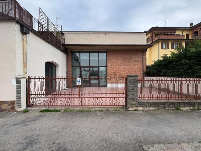 Capannone in affitto di 210 m² in Via A. Grandi