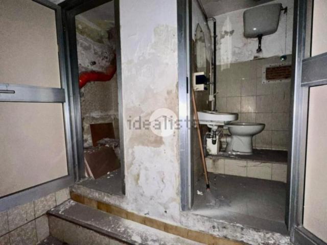 Capannone in affitto di 210 m² in Via Michele Guadagno, 58