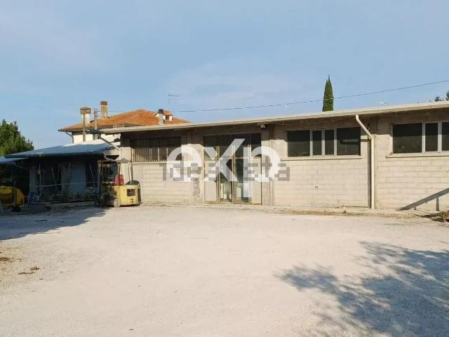 Capannone in affitto di 211 m² in Via delle Nebbiaie, 4