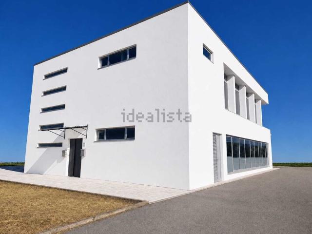 Capannone in affitto di 211 m² in Contrada Saletti, 7