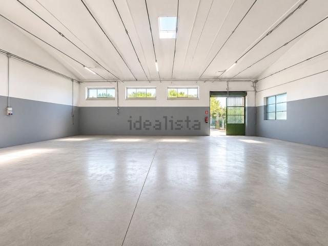Capannone in affitto di 215 m² in Viale Iº Maggio