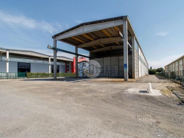Capannone in affitto di 2180 m² in Strada Provinciale 142