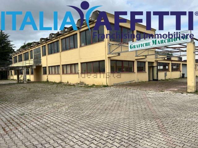 Capannone in affitto di 1800 m²