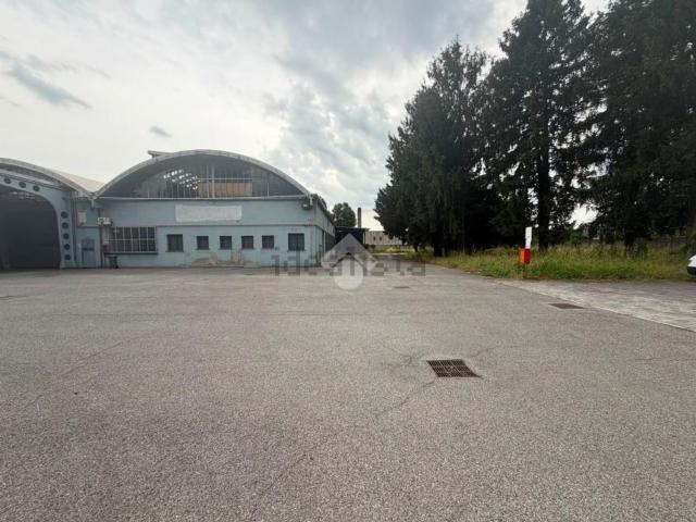 Capannone in affitto di 2200 m² in Via Alberto da Giussano, 95