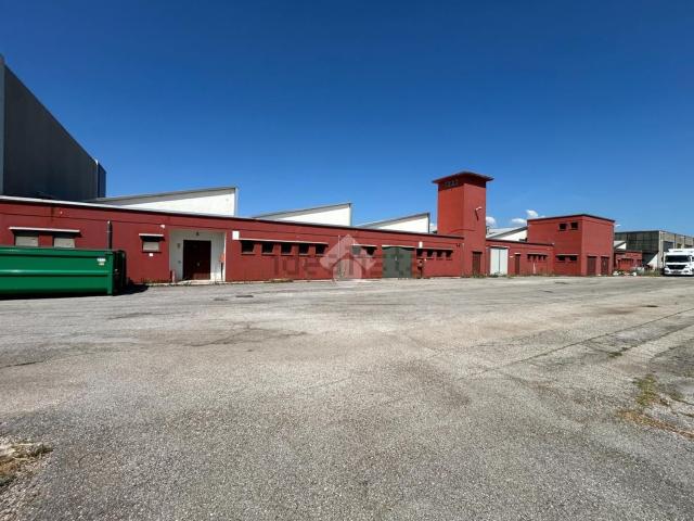 Capannone in affitto di 2200 m² in Via Piave, 45