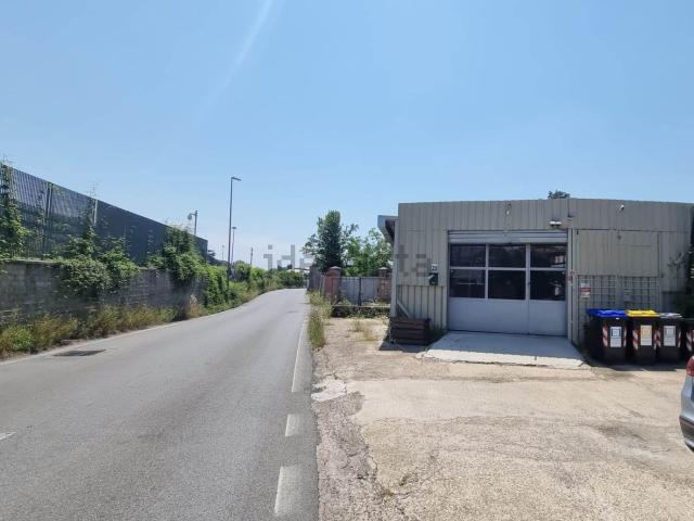 Capannone in affitto di 220 m² in Via Radicofani