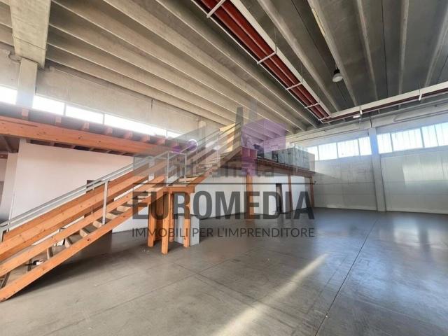 Capannone in affitto di 2250 m² in Via Roma