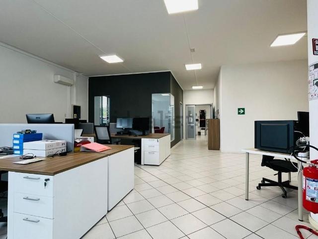 Capannone in affitto di 225 m²