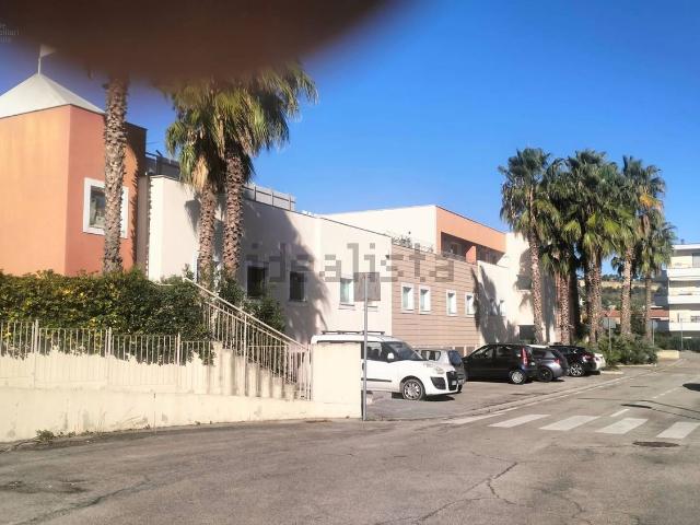 Capannone in affitto di 227 m² in Via Gian Lorenzo Bernini, 125