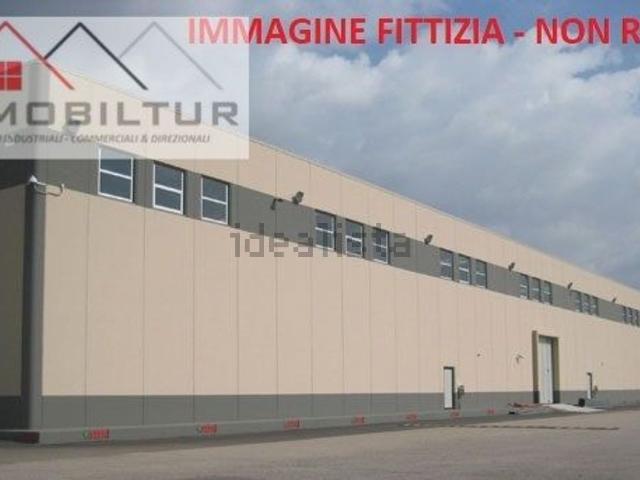 Capannone in affitto di 2300 m²