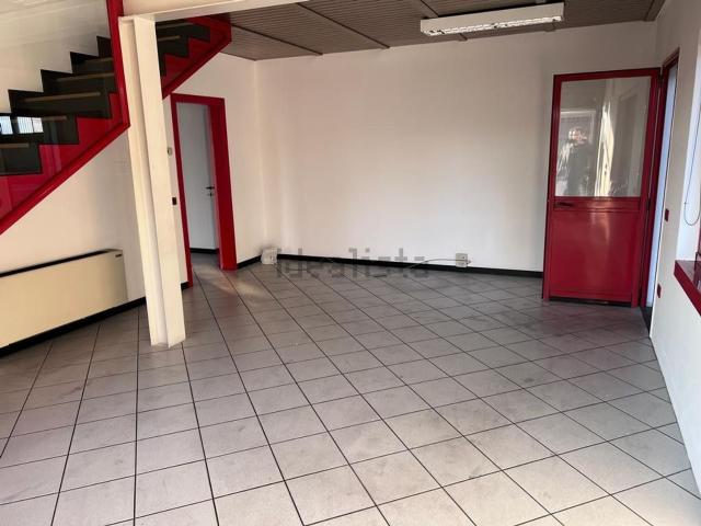Capannone in affitto di 2300 m²