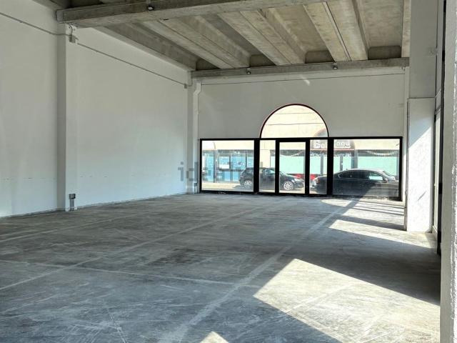 Capannone in affitto di 230 m²
