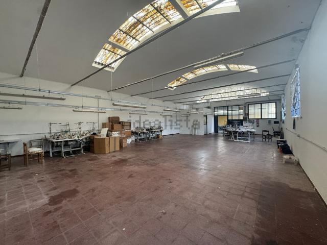 Capannone in affitto di 230 m² in Via delle Rose