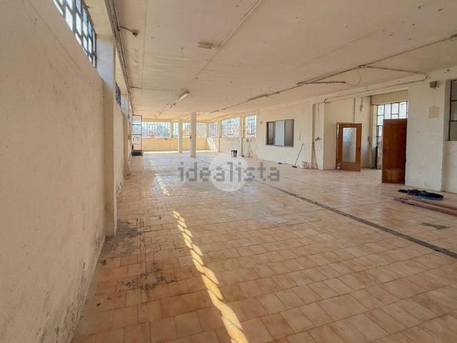 Capannone in affitto di 230 m² in Via Merini
