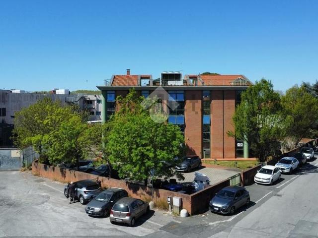 Capannone in affitto di 2312 m² in Via Giosuè Carducci, 39